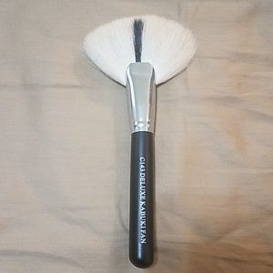 Crown C143 deluxe kabuki fan brush.
